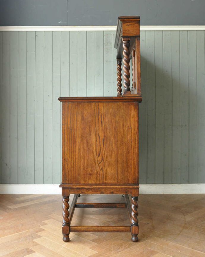 アンティークのキャビネット　アンティーク家具　ミラー付きツイストの英国アンティーク家具、オーク材のミラーバックサイドボード。横から見た姿もステキ横から見てみるとこんな感じです。(q-1124-f)