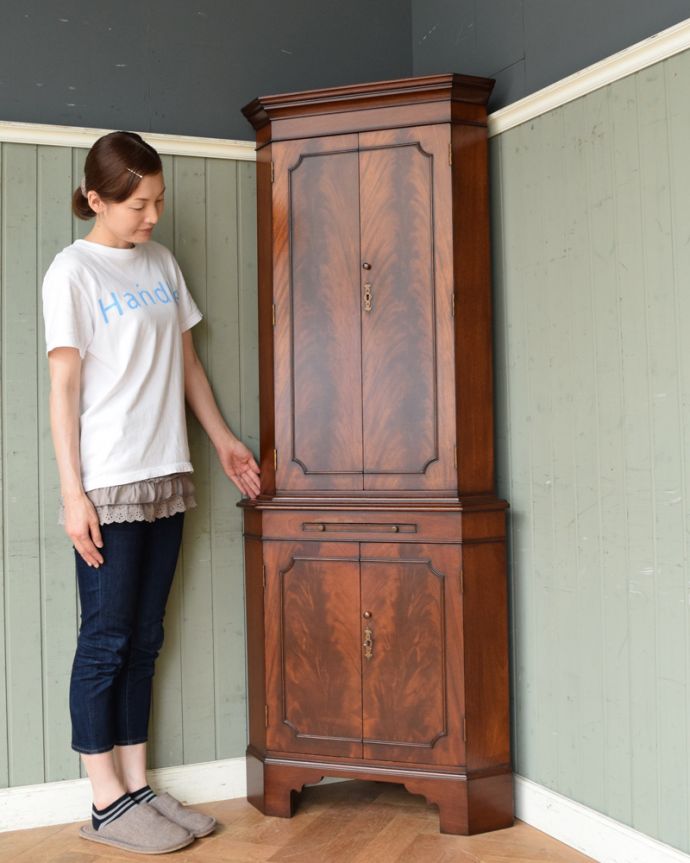 アンティークのキャビネット アンティーク家具 美しい木目の英国アンティーク家具、マホガニー材のコーナーカップボード。お部屋を格上げしてくれるコーナーキャビネット意識されにくいお部屋の角を彩ることでワンランクUPしたインテリアを作ることが出来ます。(q-1127-f)