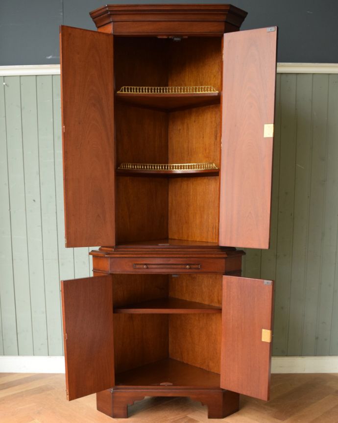 アンティークのキャビネット アンティーク家具 美しい木目の英国アンティーク家具、マホガニー材のコーナーカップボード。扉を開けてみると・・・専門の職人がしっかり修復していますので、いろんなものを実用的に収納して使って下さい。(q-1127-f)