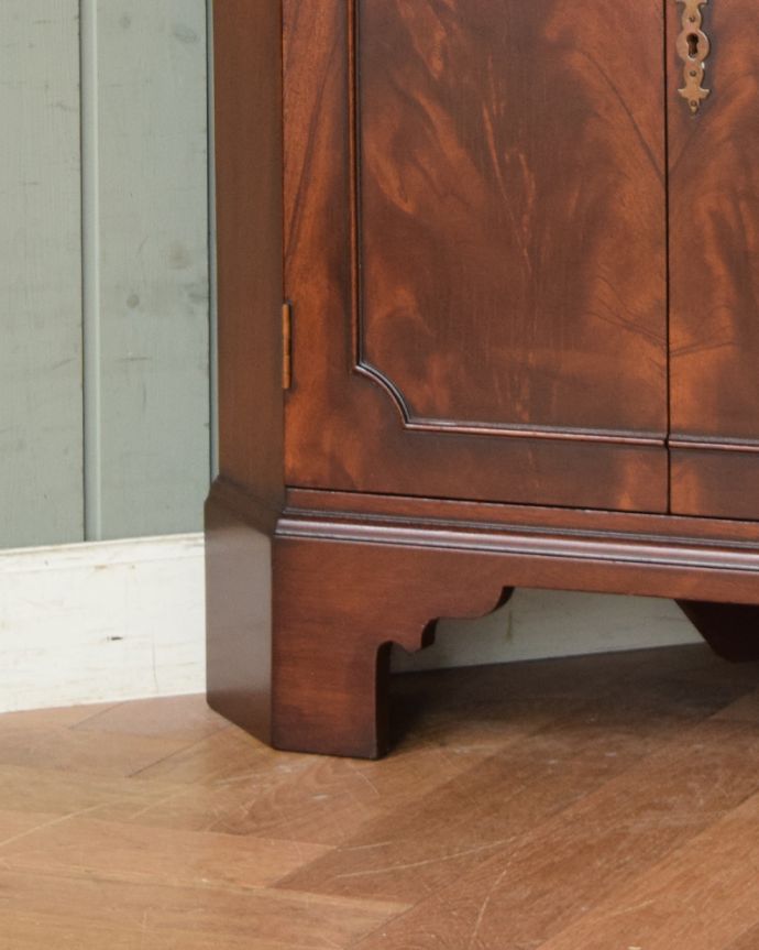 アンティークのキャビネット アンティーク家具 美しい木目の英国アンティーク家具、マホガニー材のコーナーカップボード。女性1人でラクラク運べちゃうんですHandleのアンティークは、脚の裏にフェルトキーパーをお付けしています。(q-1127-f)