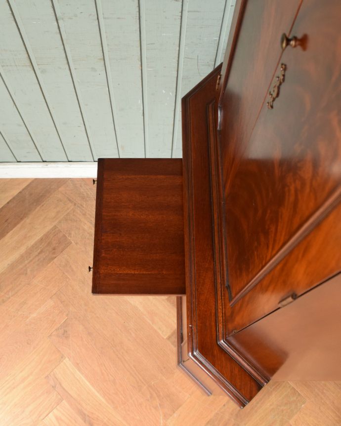 アンティークのキャビネット アンティーク家具 美しい木目の英国アンティーク家具、マホガニー材のコーナーカップボード。スライドトレーまで付いていました。(q-1127-f)