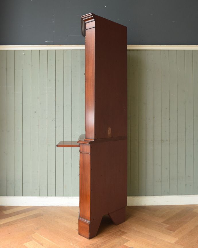 アンティークのキャビネット アンティーク家具 美しい木目の英国アンティーク家具、マホガニー材のコーナーカップボード。横から見てもステキ横から見るとこんな感じ。(q-1127-f)