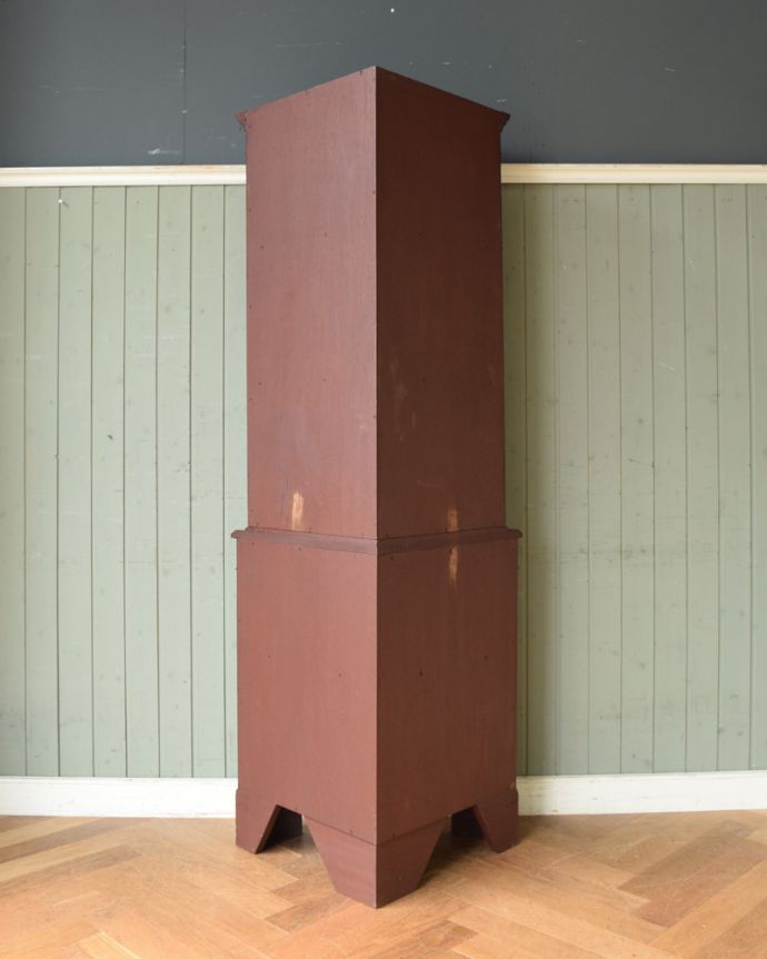 アンティークのキャビネット アンティーク家具 美しい木目の英国アンティーク家具、マホガニー材のコーナーカップボード。壁面で見えないけれど、後姿もキレイ!アンティークは新品ではないので、もちろん経年変化によるキズはありますが、専門の職人がキレイにお直しをしているので、後ろ姿もキレイです。(q-1127-f)