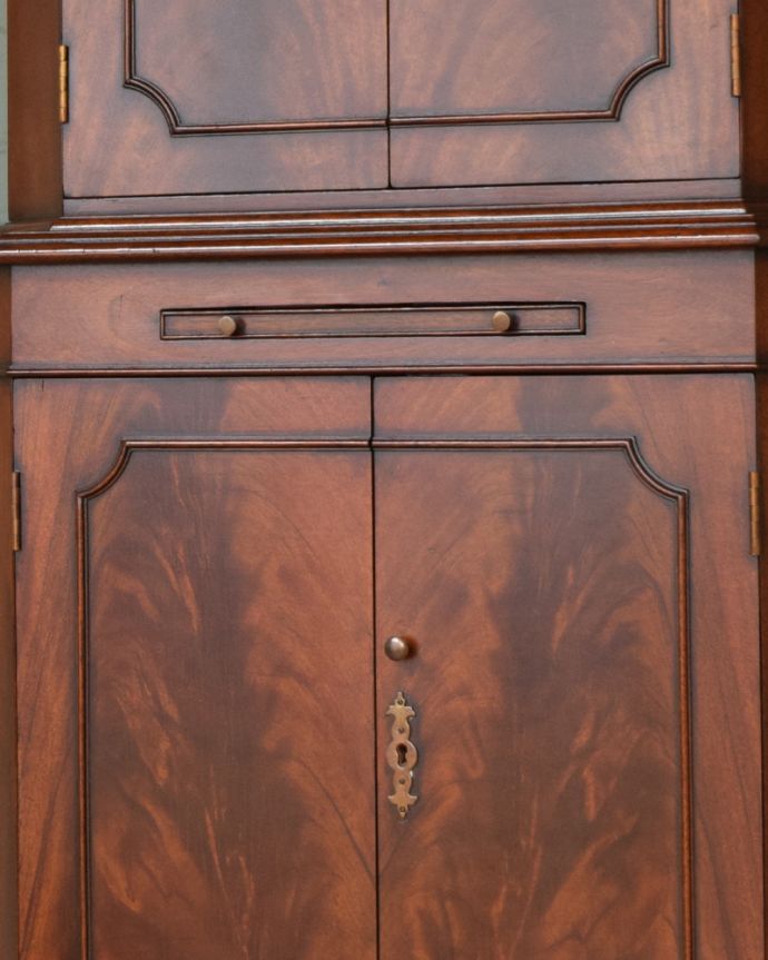 アンティークのキャビネット アンティーク家具 美しい木目の英国アンティーク家具、マホガニー材のコーナーカップボード。開ける度にワクワクアンティークらしい取っ手のデザイン。(q-1127-f)