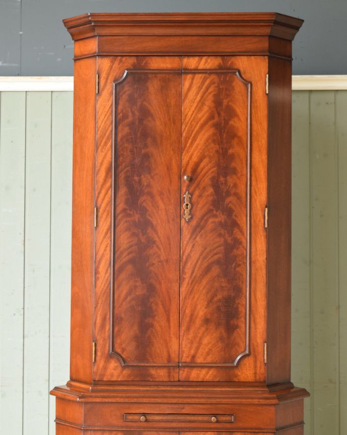 アンティークのキャビネット アンティーク家具 美しい木目の英国アンティーク家具、マホガニー材のコーナーカップボード。木目の美しさにうっとり・・・美しすぎる木目で勝負!誰もが満足しちゃう表情です。(q-1127-f)