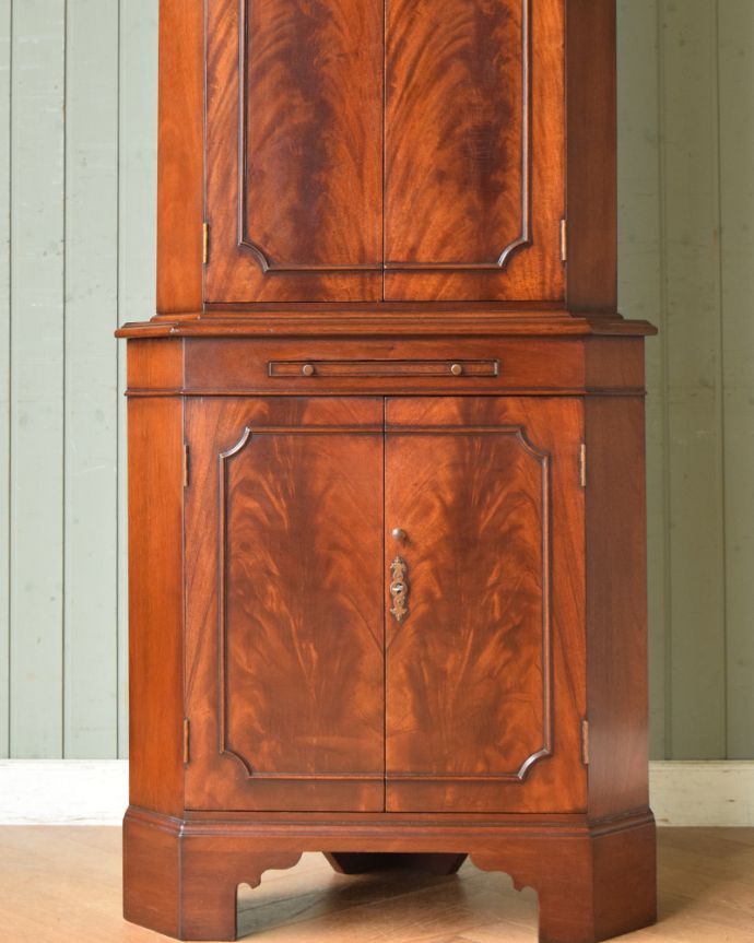 アンティークのキャビネット アンティーク家具 美しい木目の英国アンティーク家具、マホガニー材のコーナーカップボード。木目だけの力でここまで美しい・・・アンティーク家具の一番の特長が木目だけで表現する家具の美しさ。(q-1127-f)