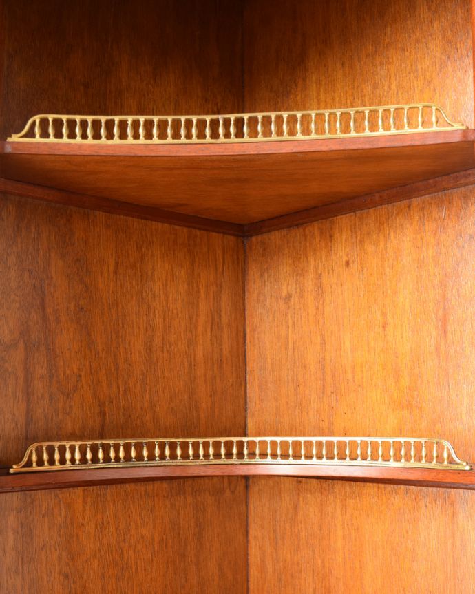 アンティークのキャビネット アンティーク家具 美しい木目の英国アンティーク家具、マホガニー材のコーナーカップボード。贅沢すぎるゴールドの装飾棚板には美しいゴールドの装飾までついています。(q-1127-f)