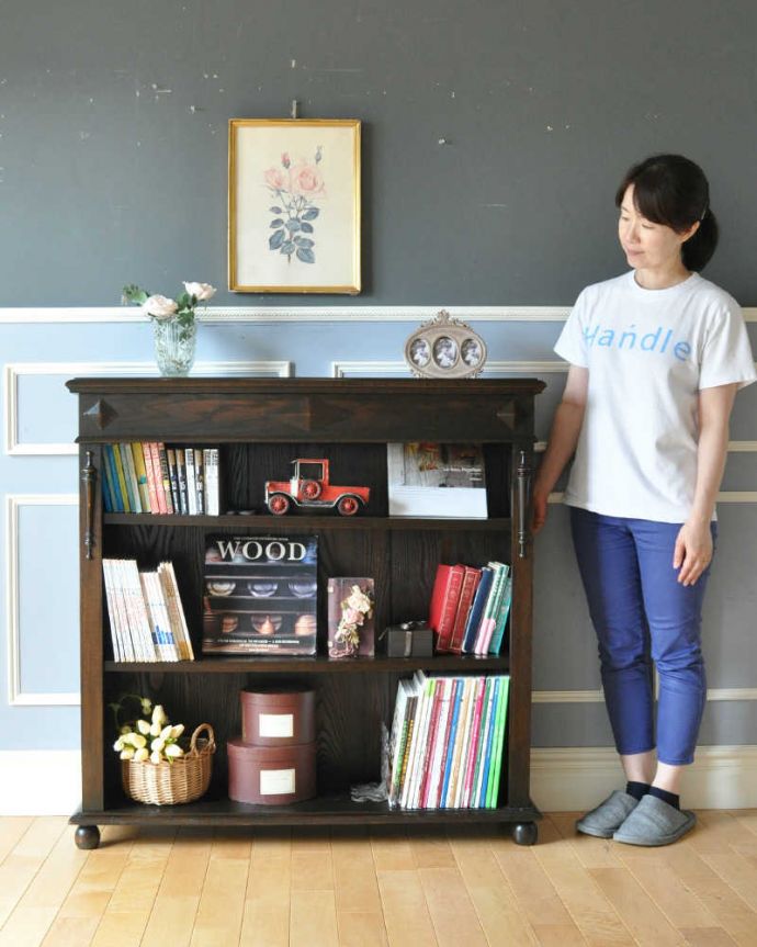 アンティークのキャビネット　アンティーク家具　こげ茶色の英国アンティーク家具、オープン棚のブックシェルフ（本棚）。オープンタイプだから、なんでも便利に収納しちゃおう！扉がないから、気軽に収納したいものがある場所に置くと便利。(q-1131-f)