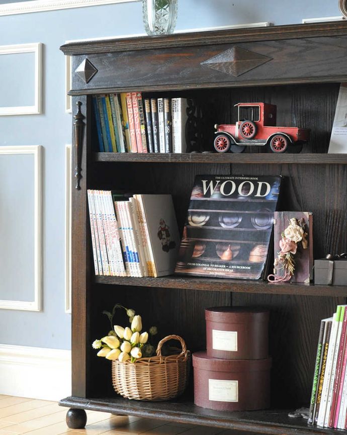 アンティークのキャビネット　アンティーク家具　こげ茶色の英国アンティーク家具、オープン棚のブックシェルフ（本棚）。たっぷり収納出来るだけじゃないんです。(q-1131-f)