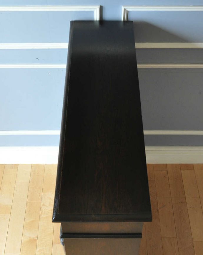 アンティークのキャビネット　アンティーク家具　こげ茶色の英国アンティーク家具、オープン棚のブックシェルフ（本棚）。天板の上には、何か置こうかな･･･？上から見ると、こんな感じです。(q-1131-f)