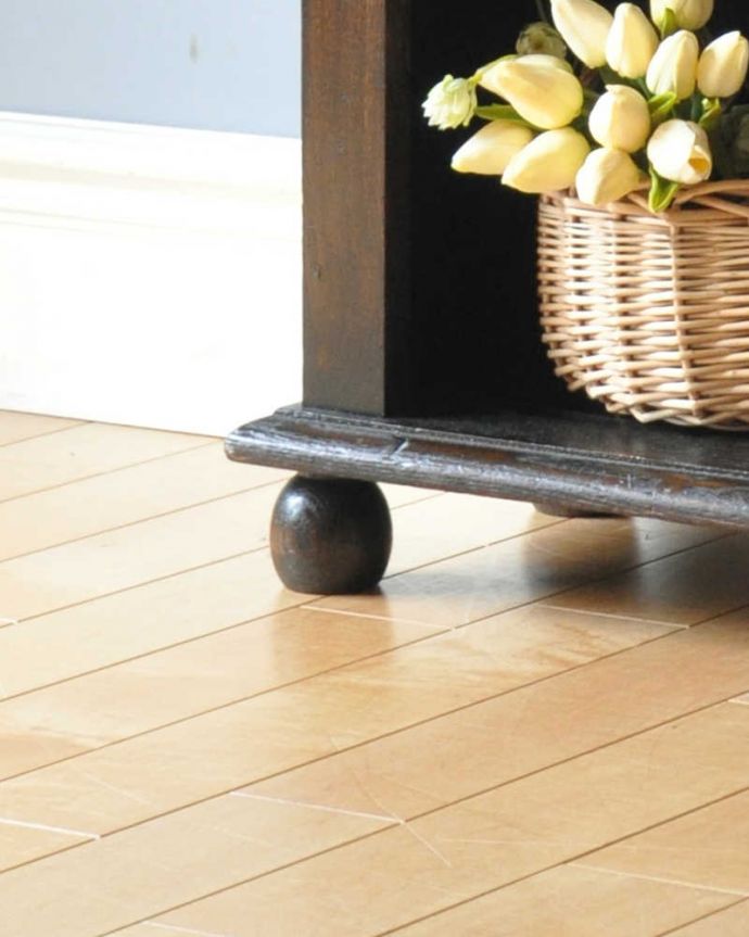 アンティークのキャビネット　アンティーク家具　こげ茶色の英国アンティーク家具、オープン棚のブックシェルフ（本棚）。女性1人でラクラク運べちゃう仕掛けHandleのアンティークは、脚の裏にフェルトキーパーをお付けしています。(q-1131-f)