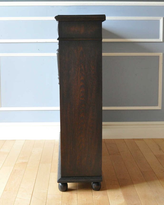 アンティークのキャビネット　アンティーク家具　こげ茶色の英国アンティーク家具、オープン棚のブックシェルフ（本棚）。横から見てもステキ横から見るとこんな感じ。(q-1131-f)