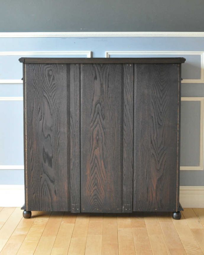 アンティークのキャビネット　アンティーク家具　こげ茶色の英国アンティーク家具、オープン棚のブックシェルフ（本棚）。修復したので後姿もキレイですアンティークは新品ではないので、もちろん経年変化によるキズはありますが、専門の職人がキレイに修復したので、後ろ姿もキレイです。(q-1131-f)