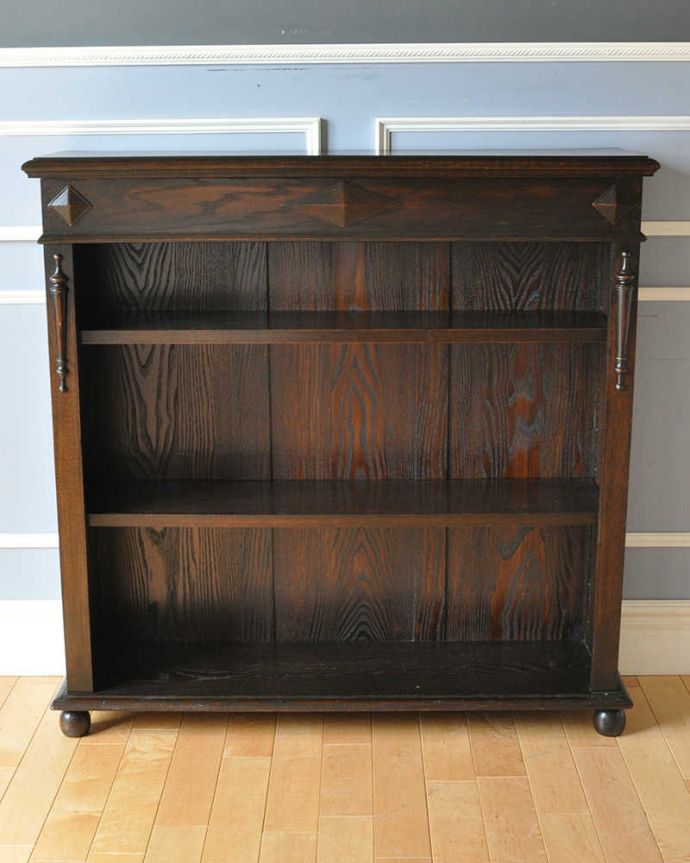 アンティークのキャビネット　アンティーク家具　こげ茶色の英国アンティーク家具、オープン棚のブックシェルフ（本棚）。しっかり修復したので、安心して使って下さい。(q-1131-f)