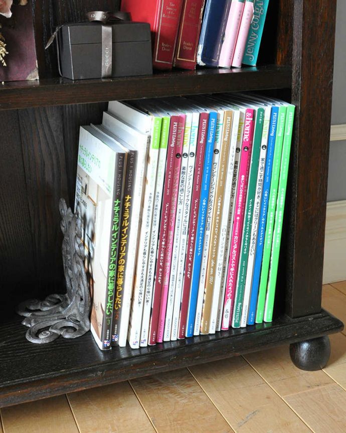 アンティークのキャビネット　アンティーク家具　こげ茶色の英国アンティーク家具、オープン棚のブックシェルフ（本棚）。A4サイズの雑誌も収納できる優等生雑誌まで収納できる高さ！本や雑誌もたっぷり収納出来ます。(q-1131-f)