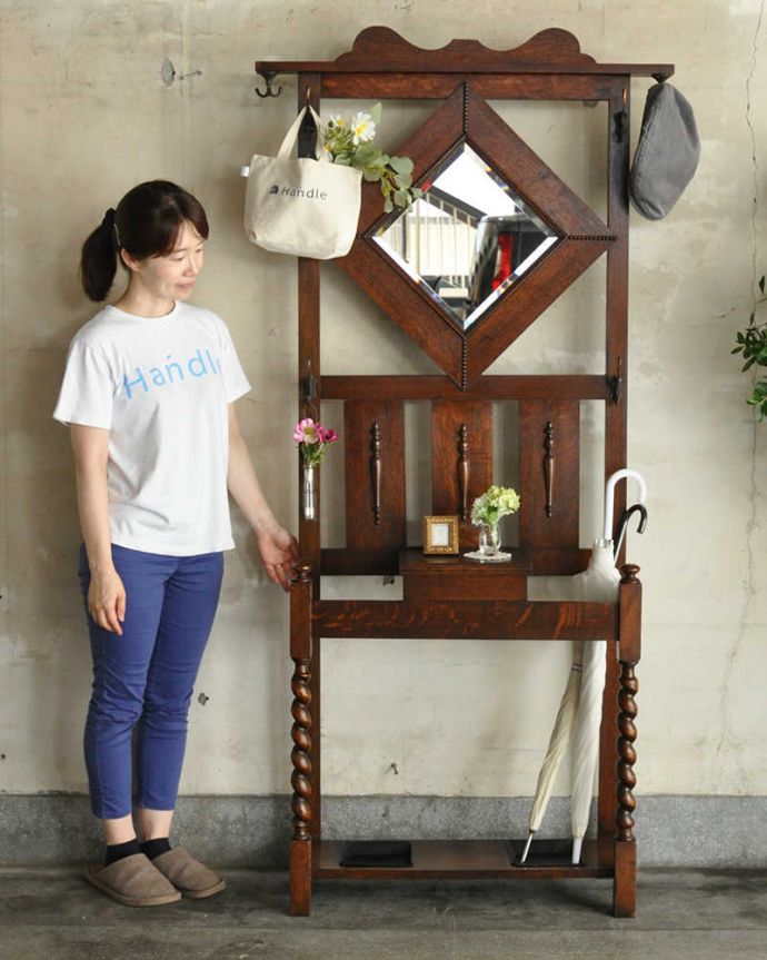 アンティークの玄関収納 アンティーク家具 傘立てとフックがある機能的な英国アンティーク家具、ミラー付きのホールスタンド。英国紳士の身だしなみのための家具お家に来た方が必ず訪れる場所が玄関。(q-1134-f)