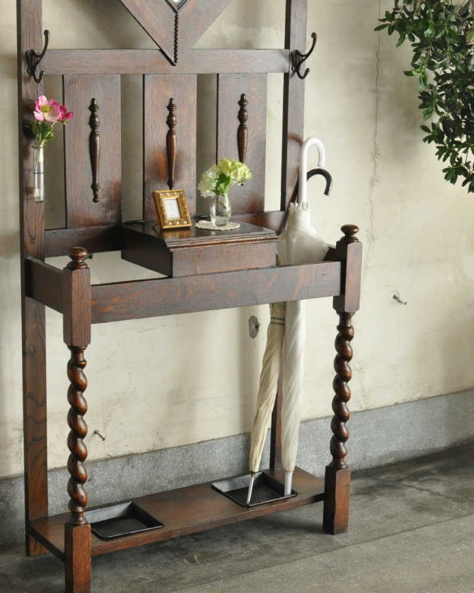 アンティークの玄関収納 アンティーク家具 傘立てとフックがある機能的な英国アンティーク家具、ミラー付きのホールスタンド。ステッキを入れていた場所は傘立てにピッタリ本来、正装の必須アイテムだったステッキを収納するための家具は、現代、なかなか見つからないオシャレな傘立てにピッタリ!。(q-1134-f)