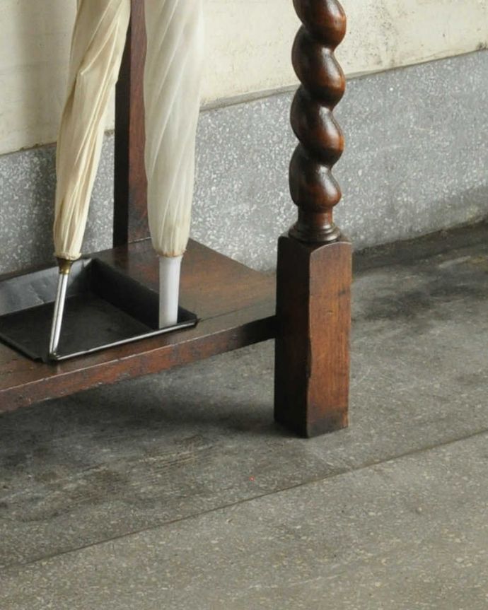 アンティークの玄関収納 アンティーク家具 傘立てとフックがある機能的な英国アンティーク家具、ミラー付きのホールスタンド。女性1人でラクラク運べちゃう仕掛けHandleのアンティークは、脚の裏にフェルトキーパーをお付けしています。(q-1134-f)