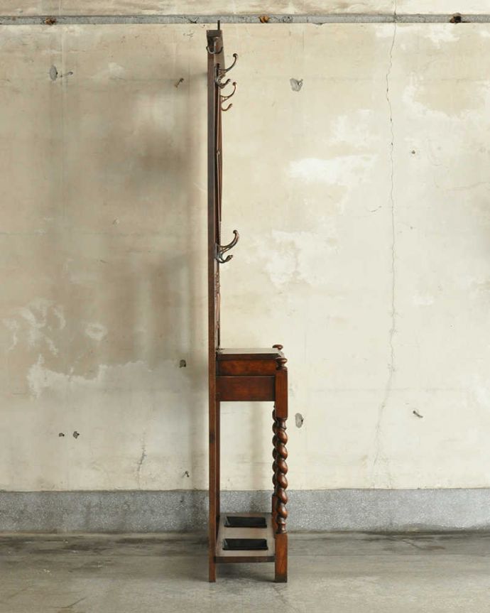 アンティークの玄関収納 アンティーク家具 傘立てとフックがある機能的な英国アンティーク家具、ミラー付きのホールスタンド。横から見てもステキ横から見るとこんな感じ。(q-1134-f)