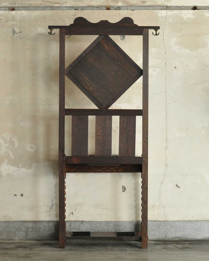 アンティークの玄関収納 アンティーク家具 傘立てとフックがある機能的な英国アンティーク家具、ミラー付きのホールスタンド。修復したので後姿もキレイですアンティークは新品ではないので、もちろん経年変化によるキズはありますが、専門の職人がキレイに修復したので、後ろ姿もキレイです。(q-1134-f)