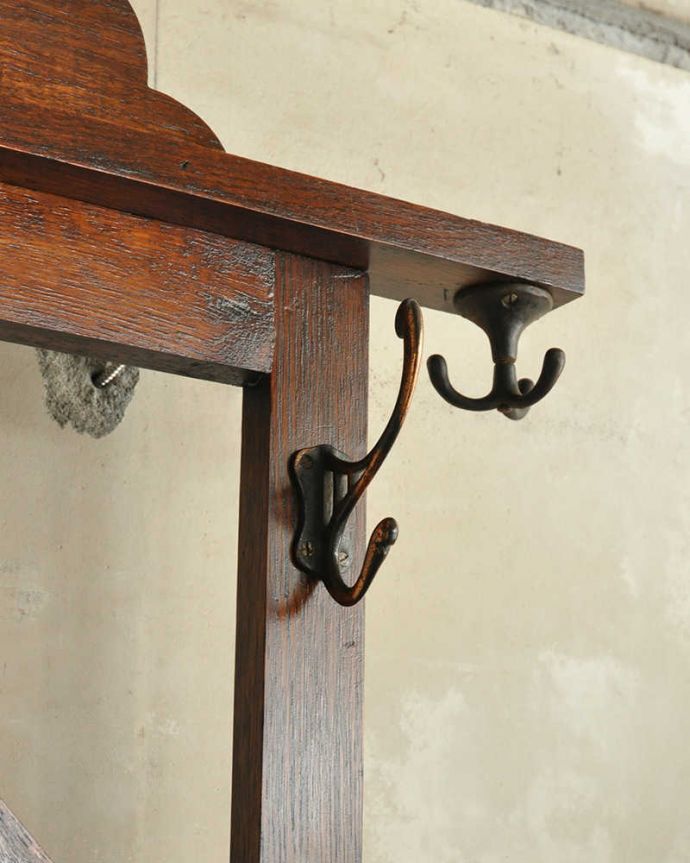 アンティークの玄関収納 アンティーク家具 傘立てとフックがある機能的な英国アンティーク家具、ミラー付きのホールスタンド。いろいろ便利に使える仕掛けどんな風に、何を掛けてもOK。(q-1134-f)