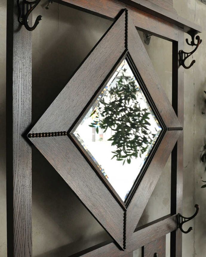 アンティークの玄関収納 アンティーク家具 傘立てとフックがある機能的な英国アンティーク家具、ミラー付きのホールスタンド。お出かけ前にミラーでチェックやっぱり玄関にはミラーが必要!出かける前にサッと身だしなみチェックできるから便利です。(q-1134-f)