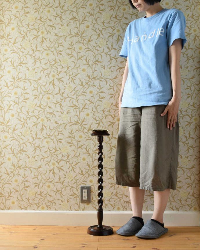 めずらしい家具 アンティーク家具 オブジェとしても絵になる英国家具、ツイストのアッシュトレイスタンド(灰皿)。置くだけでカッコイイ英国家具灰皿としてだけじゃなく、アクセサリーや鍵置きなど、小物入れとしてのご使用もお勧めです。(q-1139-f)