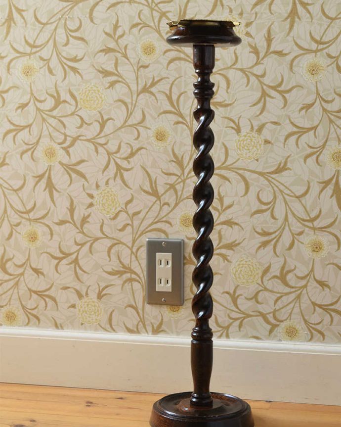 めずらしい家具 アンティーク家具 オブジェとしても絵になる英国家具、ツイストのアッシュトレイスタンド(灰皿)。小さくてもアンティークの気品タップリ。(q-1139-f)