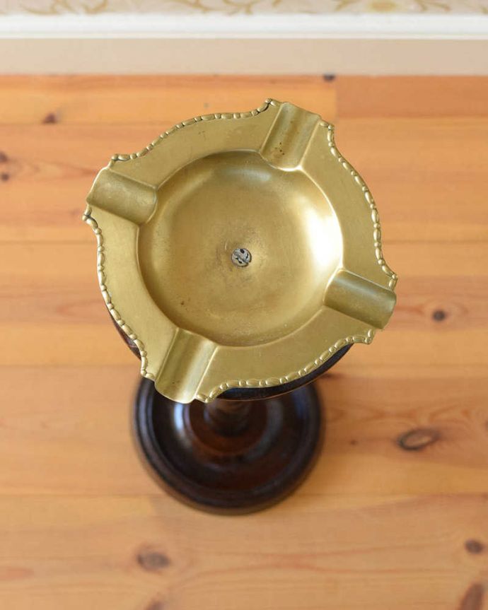 めずらしい家具 アンティーク家具 オブジェとしても絵になる英国家具、ツイストのアッシュトレイスタンド(灰皿)。上から見ると・・・上から見るとこんな感じです。(q-1139-f)