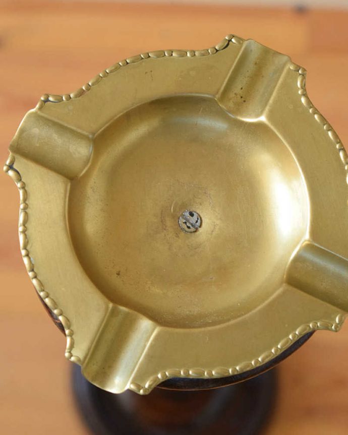 めずらしい家具 アンティーク家具 オブジェとしても絵になる英国家具、ツイストのアッシュトレイスタンド(灰皿)。アンティークは新品ではないので、経年変化によるキズはありますが、専門の職人がキレイにお直しをしています。(q-1139-f)