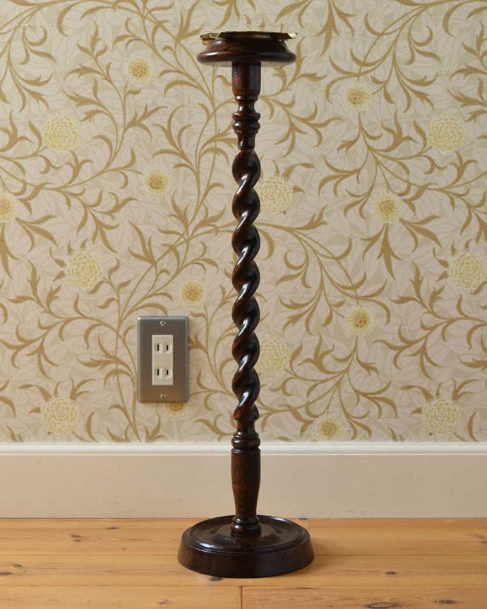 めずらしい家具 アンティーク家具 オブジェとしても絵になる英国家具、ツイストのアッシュトレイスタンド(灰皿)。横から見てもステキ横から見るとこんな感じ。(q-1139-f)