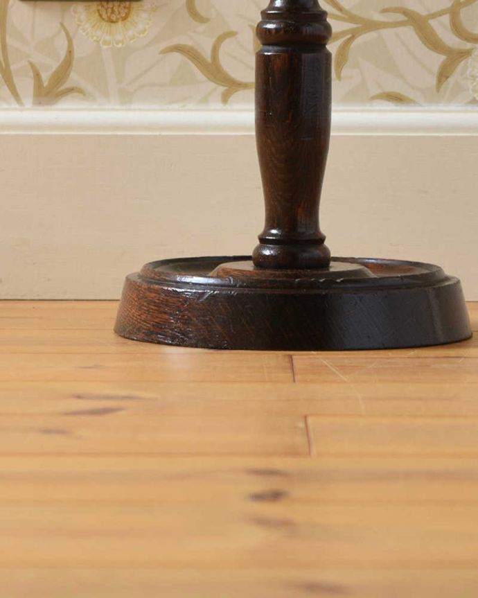 めずらしい家具 アンティーク家具 オブジェとしても絵になる英国家具、ツイストのアッシュトレイスタンド(灰皿)。Handleの家具の脚の裏には・・・Handleのアンティーク家具は、床にキズが付かないよう脚の裏にフェルトキーパーをお付けしています。(q-1139-f)