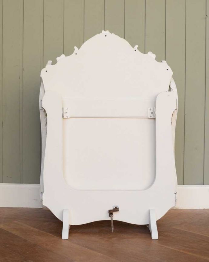 アンティーク ミラー(鏡) アンティーク雑貨 フランス輸入の華やかなアンティーク家具、スタンドミラー(三面鏡)。裏側を見てみると…アンティークなので多少のキズ・汚れがある場合がありますがキレイなものを買い付けてきたのでご了承下さい。(q-114-z)