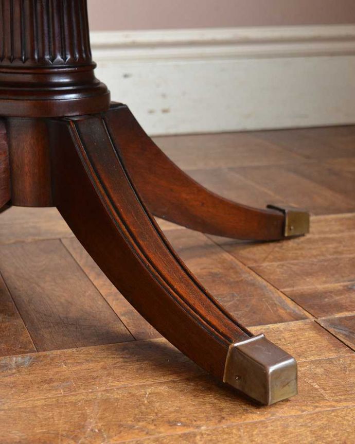 アンティークのテーブル　アンティーク家具　木目が美しい英国アンティークの家具、収納付きのテーブル（ドラムテーブル）。持ち上げなくても移動できます！Handleのアンティークは、脚の裏にフェルトキーパーをお付けしていますので、床を滑らせて簡単に移動が出来ます。(q-1143-f)