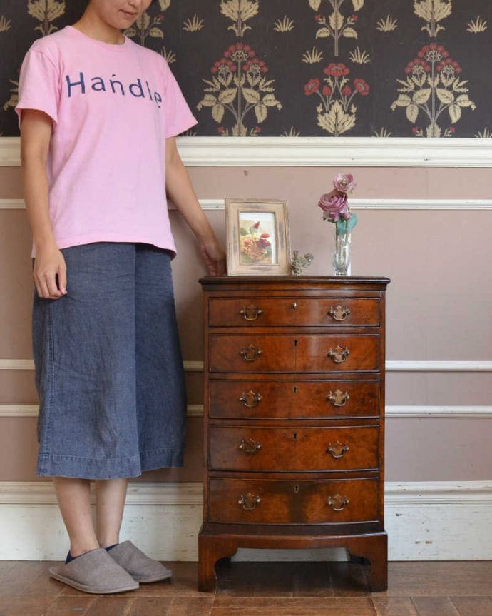 アンティークのチェスト アンティーク家具 ウォルナット材の木目が美しい英国アンティーク家具、5段引きだしのチェスト。大人の雰囲気漂う人気の英国チェストとにかく人気のあるデザイン。(q-1146-f)