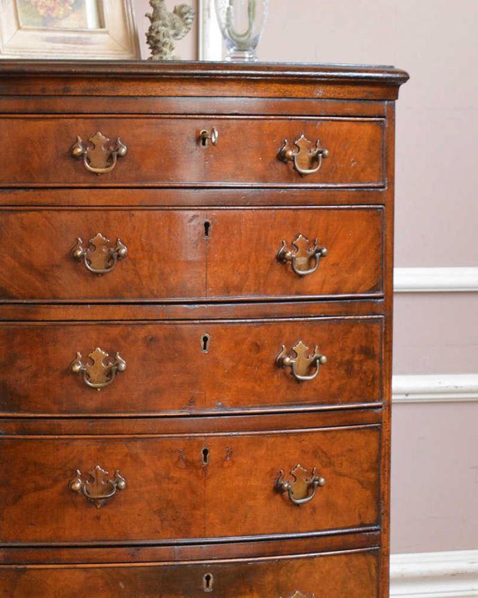 アンティークのチェスト アンティーク家具 ウォルナット材の木目が美しい英国アンティーク家具、5段引きだしのチェスト。誰もが認める美しさ木目を生かすためにあえてデザインされていない所に自信が感じられます。(q-1146-f)
