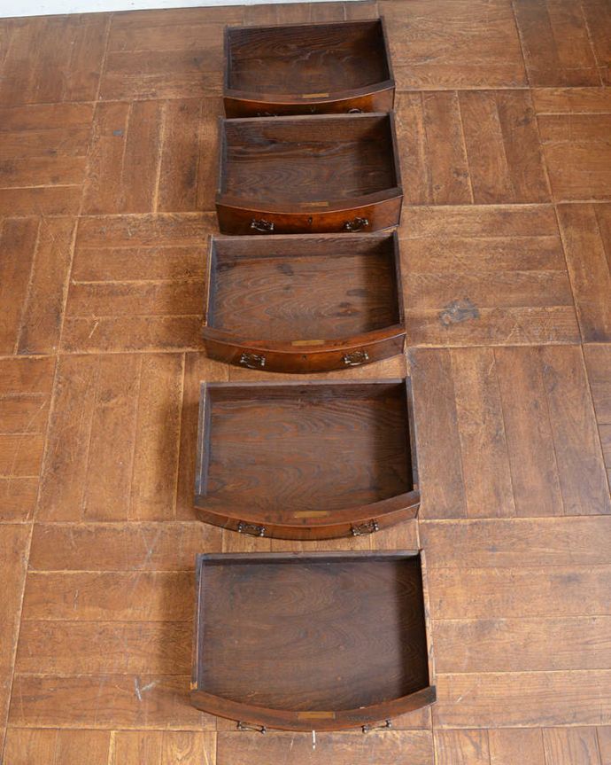 アンティークのチェスト アンティーク家具 ウォルナット材の木目が美しい英国アンティーク家具、5段引きだしのチェスト。引き出しの中もキレイです。(q-1146-f)