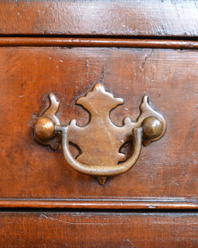 アンティークのチェスト アンティーク家具 ウォルナット材の木目が美しい英国アンティーク家具、5段引きだしのチェスト。アンティークらしい取っ手アンティーク家具は取っ手のデザインまで、なんだか高級感があるんですよね。(q-1146-f)