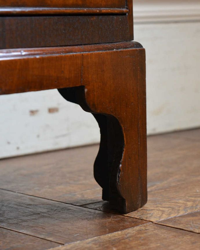 アンティークのチェスト アンティーク家具 ウォルナット材の木目が美しい英国アンティーク家具、5段引きだしのチェスト。女性1人でラクラク運べちゃう仕掛けHandleのアンティークは、脚の裏にフェルトキーパーをお付けしています。(q-1146-f)