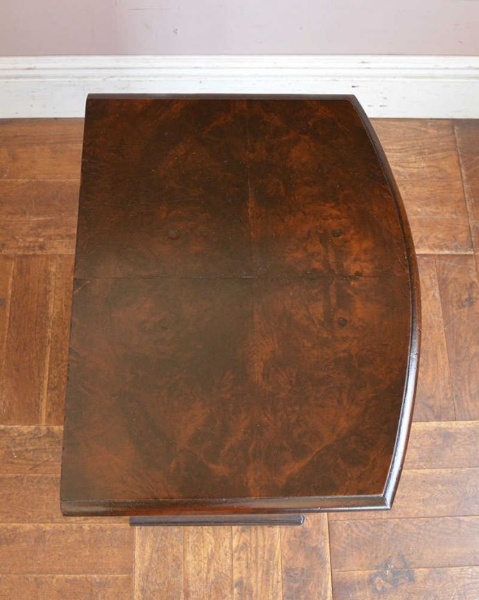 アンティークのチェスト アンティーク家具 ウォルナット材の木目が美しい英国アンティーク家具、5段引きだしのチェスト。ピカピカに仕上げました修復の時、天板もキレイに仕上げました。(q-1146-f)