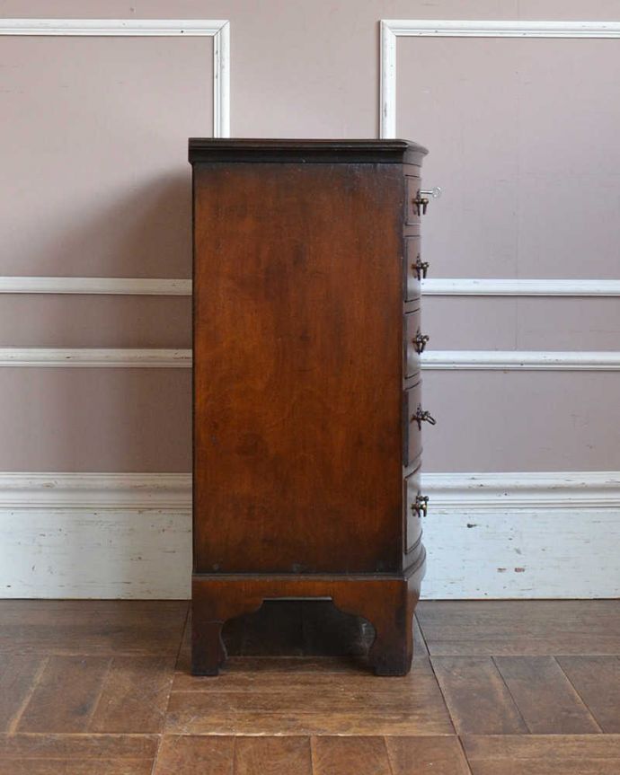 アンティークのチェスト アンティーク家具 ウォルナット材の木目が美しい英国アンティーク家具、5段引きだしのチェスト。横から見てもキレイですもちろん、横顔だってキレイ!どこから見ても絵になります。(q-1146-f)