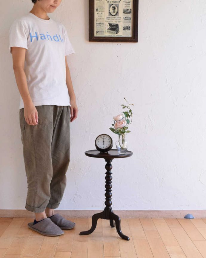 アンティークのテーブル アンティーク家具 丸い天板のワインテーブル、ボビンターニングレッグのアンティーク英国家具。移動もラクラクどこでも使える小さなテーブル持ち運び便利なワインテーブル。(q-1150-f)