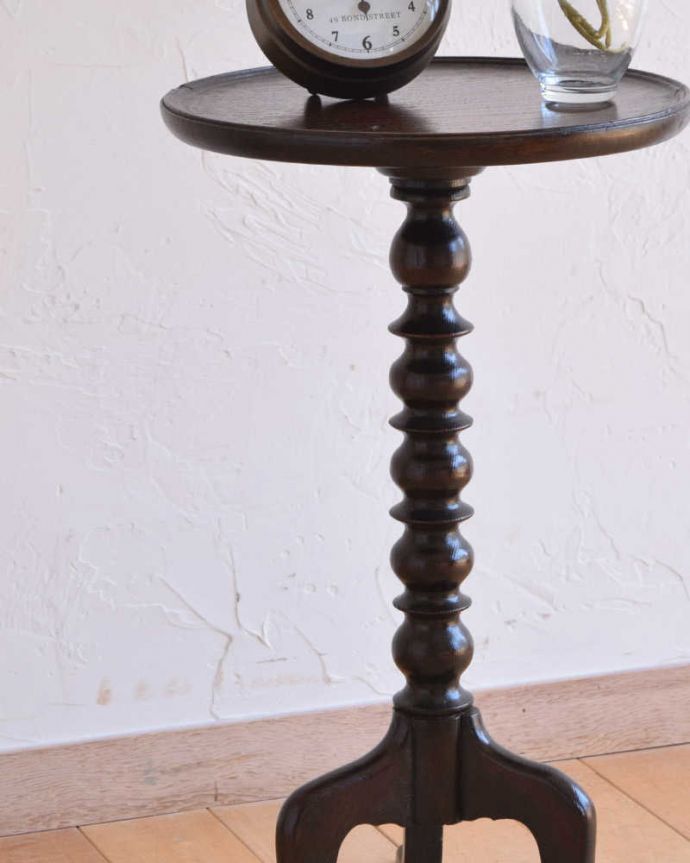 アンティークのテーブル アンティーク家具 丸い天板のワインテーブル、ボビンターニングレッグのアンティーク英国家具。小さくてもアンティークの気品タップリ。(q-1150-f)
