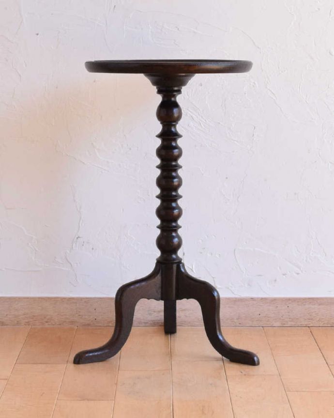 アンティークのテーブル アンティーク家具 丸い天板のワインテーブル、ボビンターニングレッグのアンティーク英国家具。横から見てもステキ横から見るとこんな感じ。(q-1150-f)