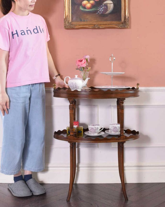 アンティークのテーブル アンティーク家具 ティータイムに使えるお洒落なアンティークのトレイテーブル(オケージョナルテーブル)。とってもめずらしい取っ手付きのテーブル今まで見たことがないアンティークの取っ手付きのテーブル。(q-1154-f)