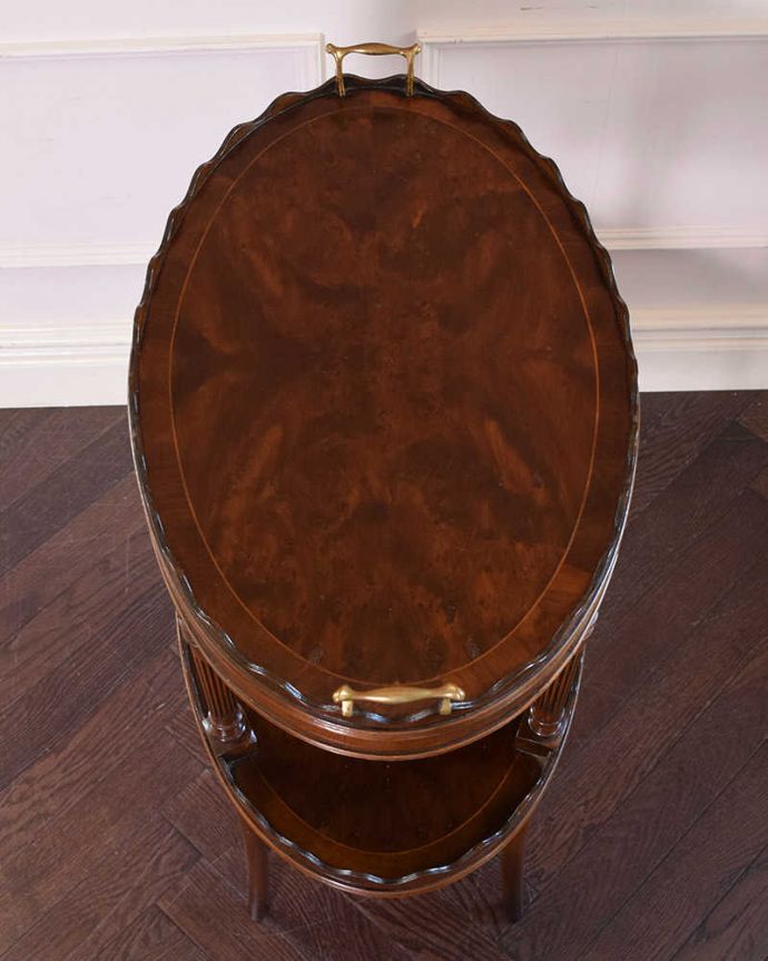 アンティークのテーブル アンティーク家具 ティータイムに使えるお洒落なアンティークのトレイテーブル(オケージョナルテーブル)。上から見ると・・・天板を見ると、美しすぎる木目の模様。(q-1154-f)