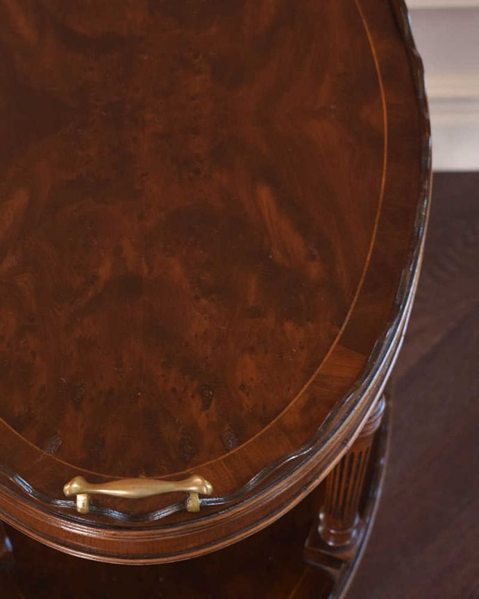 アンティークのテーブル アンティーク家具 ティータイムに使えるお洒落なアンティークのトレイテーブル(オケージョナルテーブル)。天板の周りのデザインにうっとり・・・天板の周りのカッティングもまるでレースのようにヒラヒラしていて美しいんです。(q-1154-f)