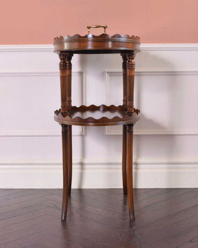 アンティークのテーブル アンティーク家具 ティータイムに使えるお洒落なアンティークのトレイテーブル(オケージョナルテーブル)。クルッと回転。(q-1154-f)