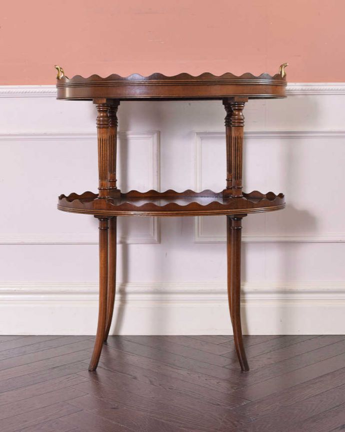 アンティークのテーブル アンティーク家具 ティータイムに使えるお洒落なアンティークのトレイテーブル(オケージョナルテーブル)。こちら側も、もちろんキレイです!アンティークは新品ではないので、もちろん経年変化によるキズはありますが、専門の職人がキレイにお直しをしているので、後ろ姿までキレイです。(q-1154-f)