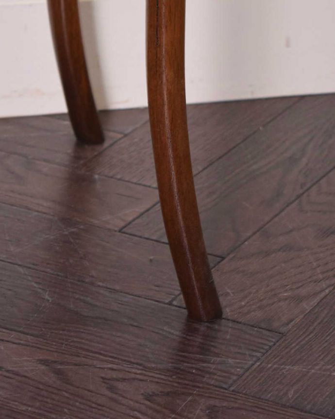 アンティークのテーブル アンティーク家具 ティータイムに使えるお洒落なアンティークのトレイテーブル(オケージョナルテーブル)。足先には・・・Handleのアンティークは、脚の裏にフェルトキーパーをお付けしています。(q-1154-f)